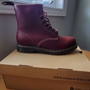 Brand new Dr Martens 1460 Smooth Leather boots,8 eyelets,M 9